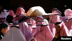 The body of Saudi King Abdullah bin Abdul-Aziz is carried during his funeral at Imam Turki Bin Abdullah Grand Mosque in Riyadh, Jan. 23, 2015. 