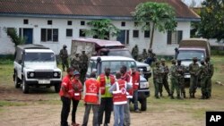 Petugas keamanan dan Palang Merah Kenya
