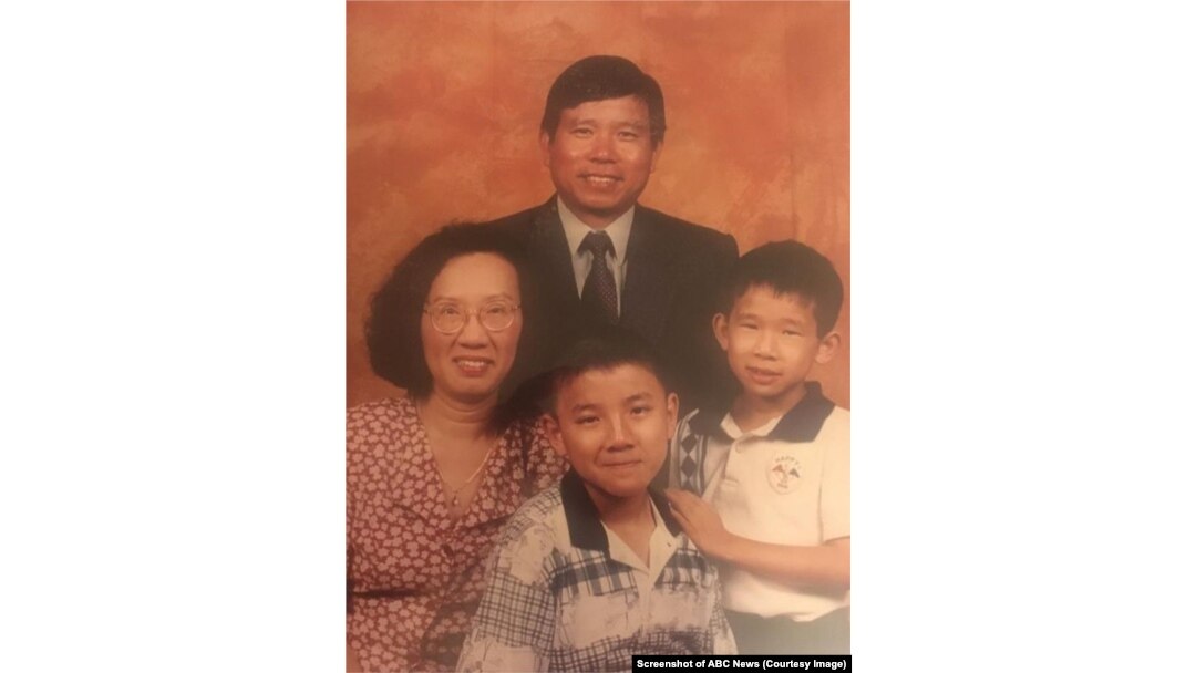 Ông Châu Văn Khảm, và bà Châu Quỳnh Trang, vợ ông, cùng hai con Daniel và Dennis. Ảnh chụp năm1998. (Screenshot of ABC News)