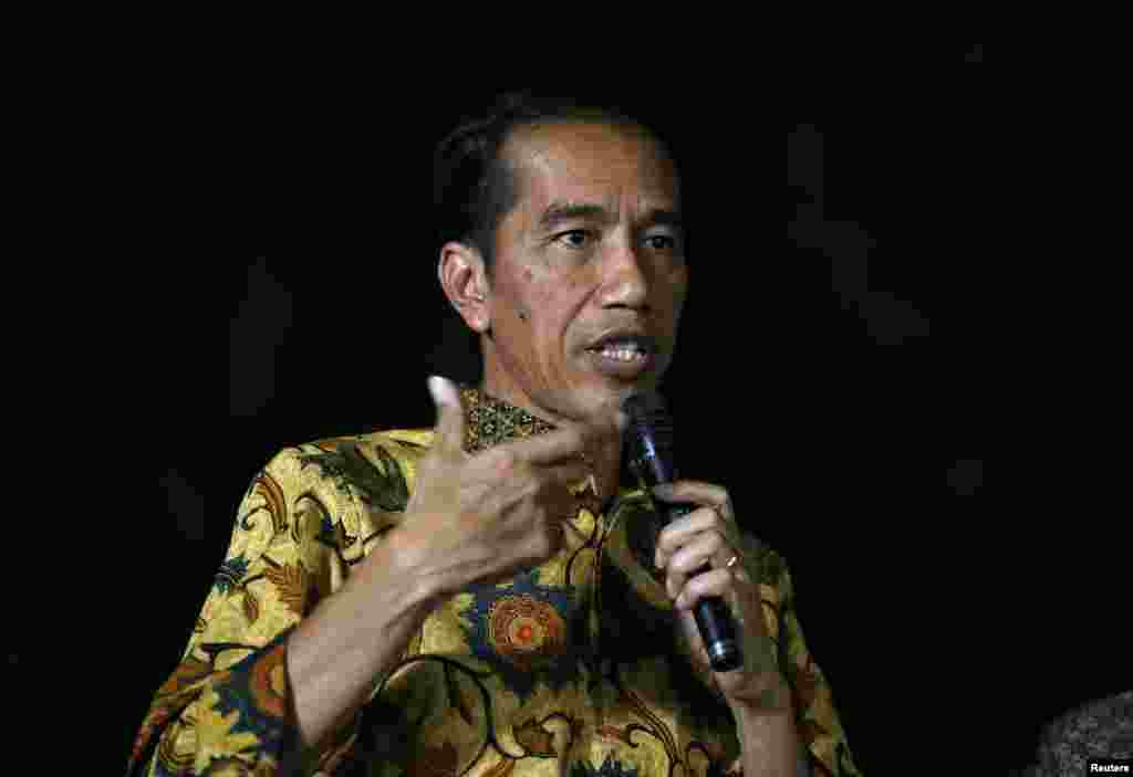 Presiden terpilih Joko Widodo berbicara pada media pada konferensi pers di kediamannya di Jakarta (21/8). (Reuters/Darren Whiteside)