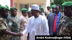 Brahim Mahamat Djamalladine félicitant les agents de lutte anti-braconniers, à N’Djamena, le 26 août 2019. (VOA/André Kodmadjingar).