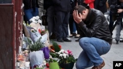 2015年11月14日人们在巴黎恐袭咖啡馆的门口祭奠。