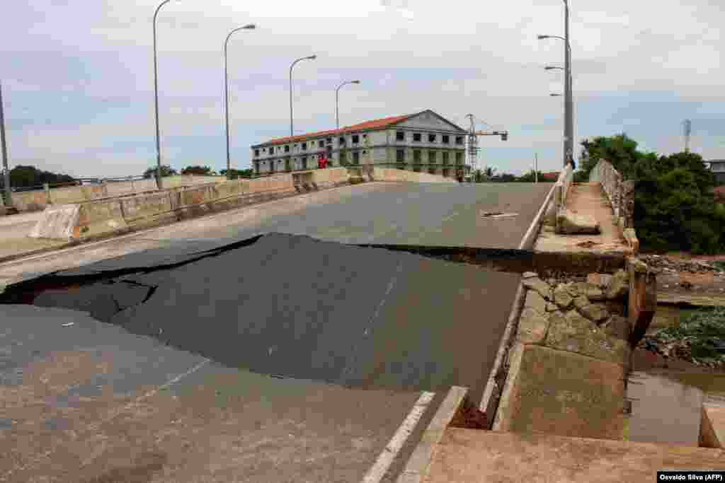 Vista geral da ponte Kamorteiro destru&#237;da, no Talatona, Luanda - Angola, a 20 de Abril depois das fortes chuvas de 19, que mataram 14 pessoas
