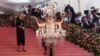 Katy Perry Mohon Designer Jeremy Scott Mendandaninya