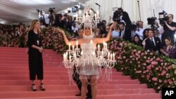 Katy Perry mengenakan busana lampu gantung saat menghadiri acara fashion akbar "Met Gala" di New York, 6 Mei 2019. (Foto: dok).