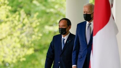 Tổng thống Mỹ Joe Biden và Thủ tướng Nhật Bản Yoshihide Suga đi từ Phòng Bầu Dục ra phát biểu trong một cuộc họp báp tại Vườn Hồng của Nhà Trắng, ngày 16 tháng 4, 2021, ở Washington.