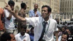 이집트 법원 앞에서 항의 시위를 벌이는 시민들