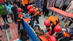 Anggota Basarnas tampak mengangkut seorang warga Rohingya yang sakit dari sebuah perahu di wilayah Labuhan Haji, Aceh selatan, pada 20 Oktober 2024. (Foto: AFP/Chaideer Mahyuddin)