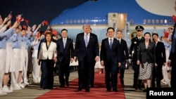唐纳德·特朗普总统抵达北京，中国国家副主席韩正到机场迎接。(2026年5月13日)