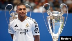 Le Real Madrid dévoile sa nouvelle star Kylian Mbappé au stade Santiago Bernabeu de Madrid, le 16 juillet 2024. REUTERS / Juan Medina
