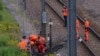 在巴黎2024年奥运会开幕式前夕，法国北部克鲁瓦西勒斯，SNCF铁路工人和执法人员在破坏者对法国高铁网络发动一系列协调行动导致重大混乱的现场工作。(2024年7月26日)