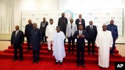 Le président nigérian, Bola Ahmed Tinubu, au centre du premier rang, pose pour une photo de groupe avec d'autres dirigeants ouest-africains avant une réunion de la CEDEAO à Abuja, au Nigeria, le 10 août 2023.