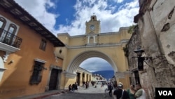 El Arco de Santa Catalina es uno de los sitios emblemáticos de Antigua Guatemala. Quedó en abandono luego del destructor terremoto de 1773, pero con el tiempo se convirtió en un símbolo de la ciudad. [Foto: Tomás Guevara, VOA]