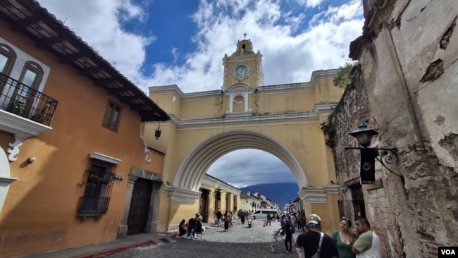 El Arco de Santa Catalina es uno de los sitios emblemáticos de Antigua Guatemala. Quedó en abandono luego del destructor terremoto de 1773, pero con el tiempo se convirtió en un símbolo de la ciudad. [Foto: Tomás Guevara, VOA]