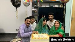 Malala a celebrar a sua graduação. 18 de junho