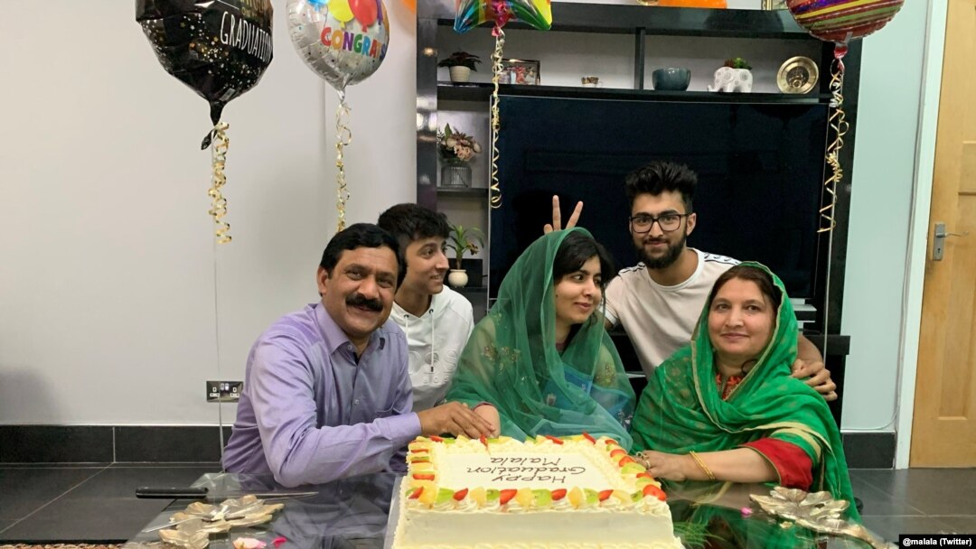 په کال ۲۰۲۰ کې د اکسفورډ یونېورسټۍ نه ډګري ترلاسه کولو په موقع ملاله د خپلې کورنۍ سره خوشحالي کوي