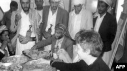安德烈亚.鲁1986年与也门村民共同进餐