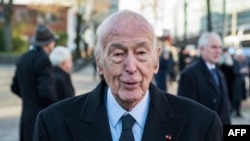 L'ancien président français Valery Giscard d'Estaing lors des funérailles d'État de l'ancien chancelier ouest-allemand Helmut Schmidt à l'extérieur de l'église Sankt Michaelis, à Hambourg, le 23 novembre 2015.