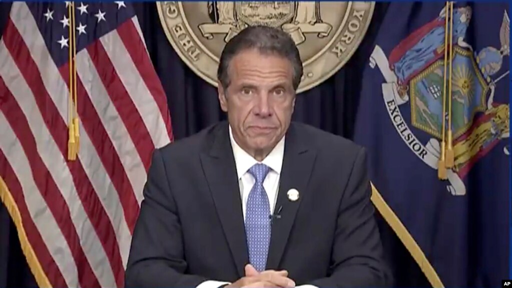 视频截图：纽约州长库默在记者会上宣布辞职。(2021年8月10日)(photo:VOA)