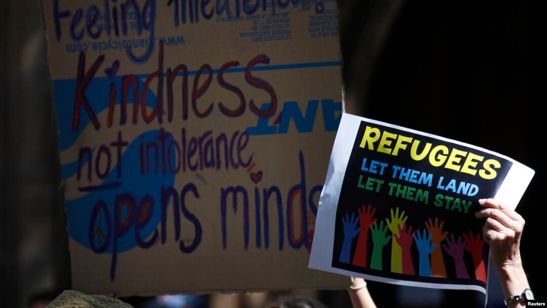 Para pengunjuk rasa membawa poster dan spanduk dalam aksi demo 'Stand up for Refugees' di Sydney (Foto: dok). Mereka membakar sebuah pusat penahanan di Pulau Christmas menyusul tewasnya seorang pencari suaka kelahiran Iran, Sabtu (7/11).