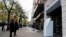 El presidente francés, Emmanuel Macron, y la alcadesa de París, Anne Hidalgo (izquierda) se detienen frente a la sala de conciertos Bataclan durante una ceremonia en recurdo del segundo aniversario del ataque de ISIS ocurrido el 13 de noviembre de 2015.