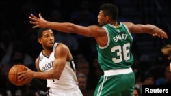 Marcus Smart (36) contre Darius Morris (14) des Brooklyn Nets, le 7 janvier 2015. 