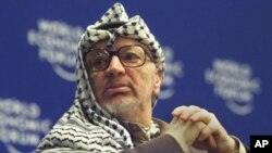 Yasser Arafat murió de un derrame cerebral masivo a la edad de 75 años, pero no se le practicó autopsia.