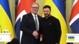 Presiden Ukraina Volodymyr Zelenskyy (kiri) menerima kunjungan PM Inggris Keir Starmer di Kyiv, Kamis (16/1). 