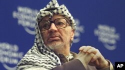 Según la versión oficial, Yasser Arafat murió de un derrame cerebral.