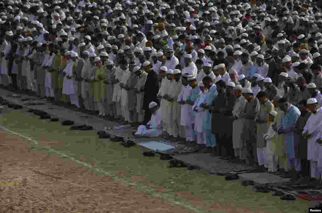 کراچی میں نماز عید کا ایک بڑا اجتماع۔