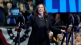 La candidata presidencial demócrata, la vicepresidenta Kamala Harris, llega para hablar durante un mitin de campaña en el Erie Insurance Arena, en Erie, Pensilvania, el 14 de octubre de 2024.