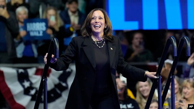 La candidata presidencial demócrata, la vicepresidenta Kamala Harris, llega para hablar durante un mitin de campaña en el Erie Insurance Arena, en Erie, Pensilvania, el 14 de octubre de 2024.