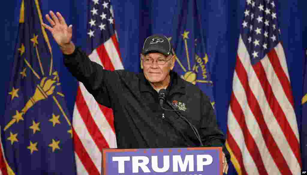 L'ancien entraîneur de basketball Gene Keady prend la parole au cours de la campagne de Donald Trump à South Bend, 2 mai 2016.