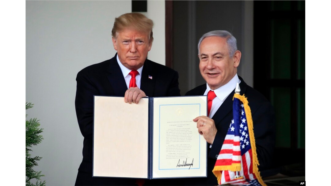 Presiden AS Donald Trump dan PM Israel Benyamin Netanyahu menunjukkan pengakuan AS atas Kedaulatan Israel terhadap Dataran Tinggi Golan di Gedung Putih, Senin (25/3).