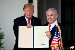 Presiden AS Donald Trump dan PM Israel Benyamin Netanyahu menunjukkan pengakuan AS atas Kedaulatan Israel terhadap Dataran Tinggi Golan di Gedung Putih, Senin (25/3).