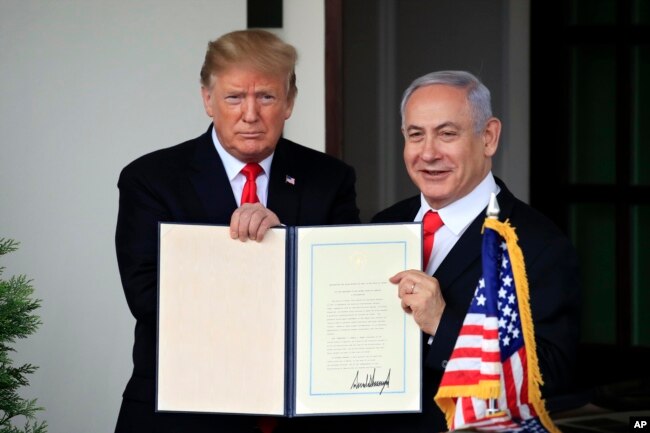 Presiden AS Donald Trump dan PM Israel Benyamin Netanyahu menunjukkan pengakuan AS atas Kedaulatan Israel terhadap Dataran Tinggi Golan di Gedung Putih, Senin (25/3).