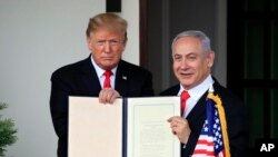 Shugaba Trump (Hagu) tare da Firai Ministan Isra'ila Benjamin Netanyahu (Dama) a lokacin da Trump ya sa hannu kan amincewa Isra'ila ta rike Goland Heights