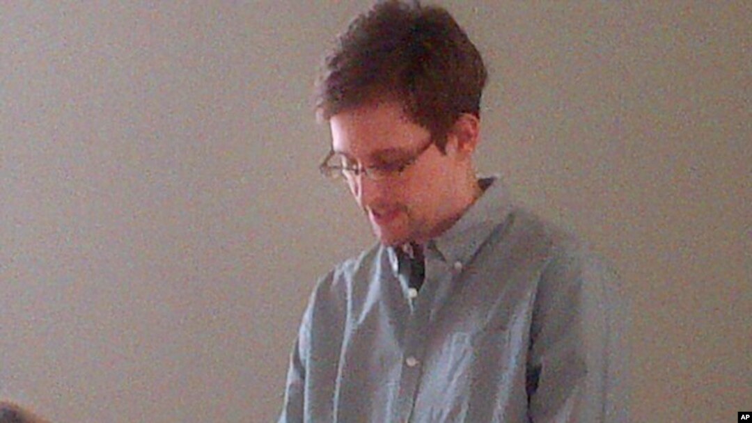 Warga AS yang jadi buron, Edward Snowden telah tertahan di zona transit bandara Sheremetyevo di Moskow, Rusia untuk pekan keempat (foto: dok). 