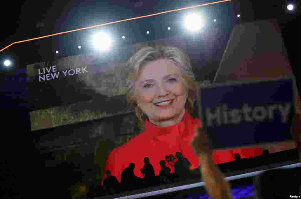 La nominée démocrate Hillary Clinton, en video live depuis New York, lors du deuxième jour de la convention nationale démocrate à Philadelphie, Pennsylvanie, le 26 juillet 2016.