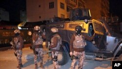 پلیس ترکیه از یکسال پیش دهها شهروند این کشور را به بهانه دست داشتن در کودتای نافرجام بازداشت کرده است. 