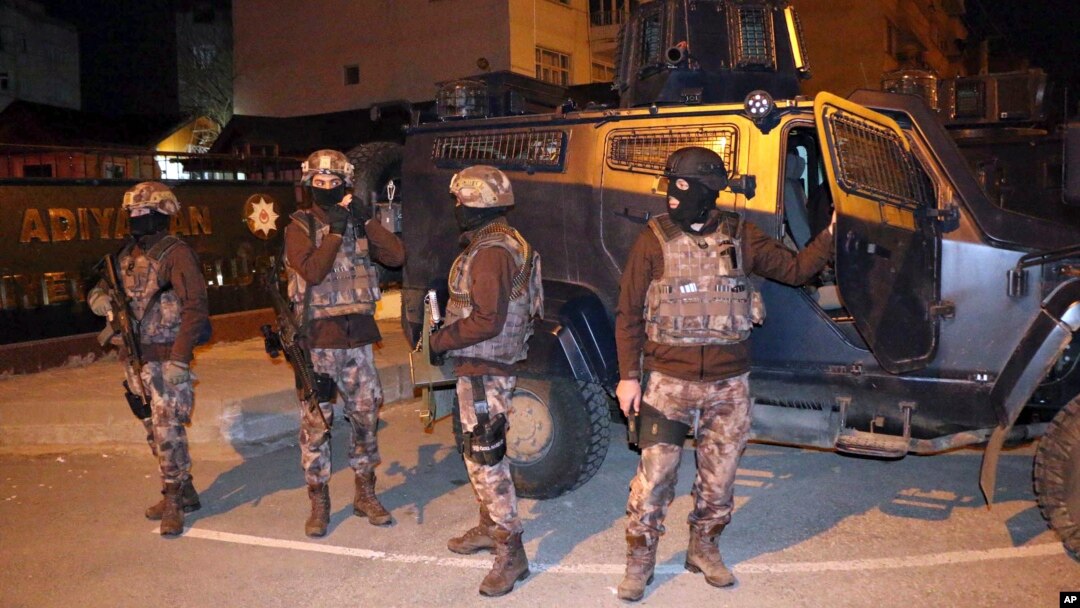 Polisi anti teror Turki melakukan operasi penangkapan para tersangka terkait kelompok ekstremis ISIS, pada 5 Februari lalu (foto: ilustrasi). 