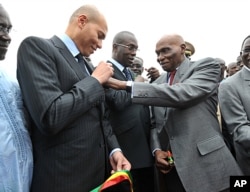 Le président sénégalais Abdoulaye Wade et son fils karim Wade en janvier dernier, à l'arrivée de deux Airbus de Senegal Ailines à Dakar