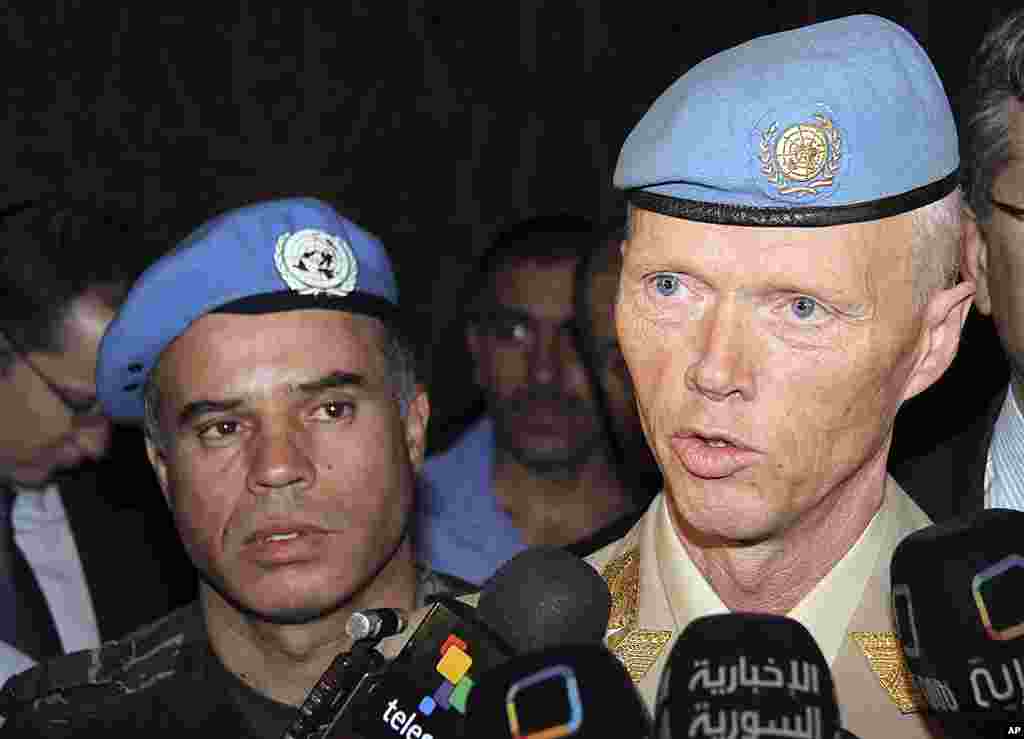 Norwegian Major General Robert Mood, head of the U.N. observer team in Syria, right, speaks to reporters after his arrival in Damascus, April 29, 2012, as Colonel Ahmed Himmiche, left, looks on. (AP)