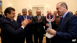 2016-yil 18-noyabrda Turkiya Prezidenti Rajab Toyyib Erdog'an (o'ngda) O'zbekistonga tashrif buyurgan edi.