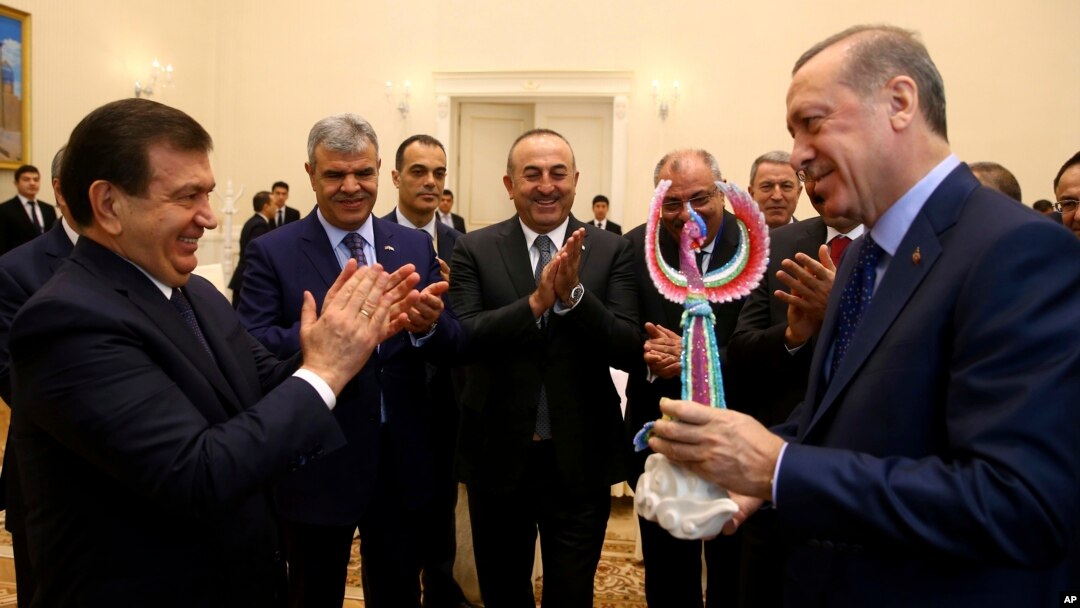 2016-yil 18-noyabrda Turkiya Prezidenti Rajab Toyyib Erdog'an (o'ngda) O'zbekistonga tashrif buyurgan edi.