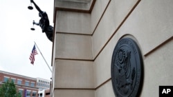 A view of the federal court where the jury continues deliberations in the trial of former Donald Trump campaign chairman Paul Manafort, in Alexandria, Va., Aug. 20, 2018. 