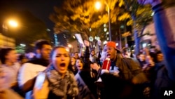 애틀랜타에서 11일 밤 반 트럼프 시위대가 구호를 외치며 행진하고 있다. 