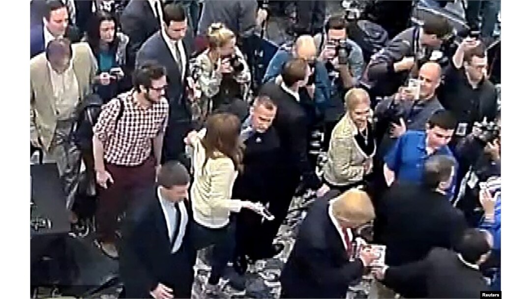 Trong hình ảnh chụp lại từ video, ông Corey Lewandowski (giữa) được trông thấy ghì tay phóng viên Michelle Fields.