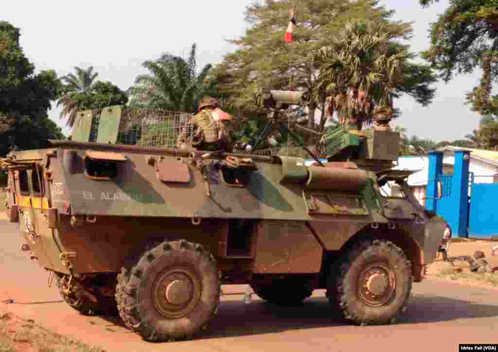 French soldiers atop a tank at a checkpoint, Bangui, Central African Republic, Dec. 22, 2013. Idriss Fall/VOA