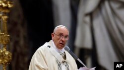 Đức Giáo hoàng đọc thông điệp trong lễ kỷ niệm 100 năm cuộc Diệt chủng người Armenia ở Giáo đường Thánh Phêrô ở Vatican, ngày 12 tháng 4, 2015. 